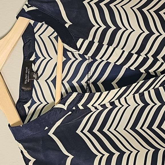 SPENSE WOMEN'S sleevless top. Navy blue and white  geometric design Button. 2 X - Picture 2 of 11